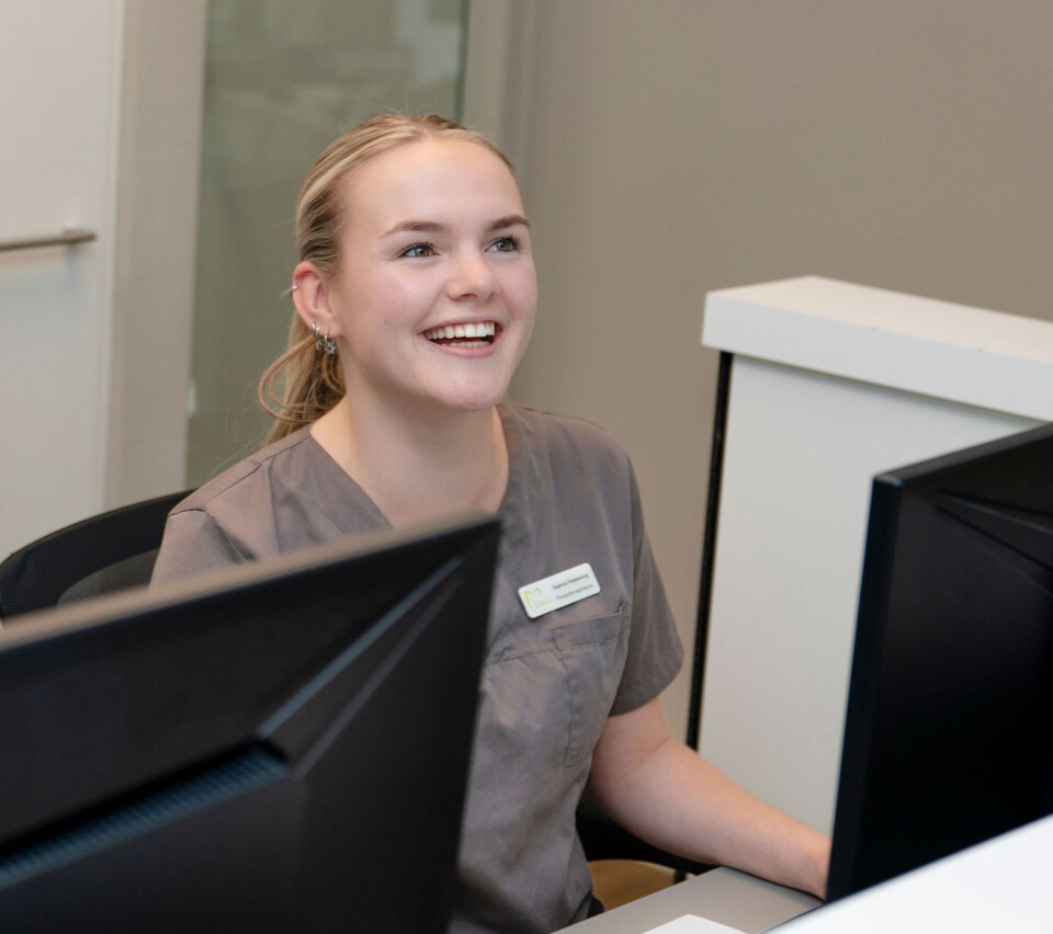 Lachende tandartsassistente De Volgerlanden